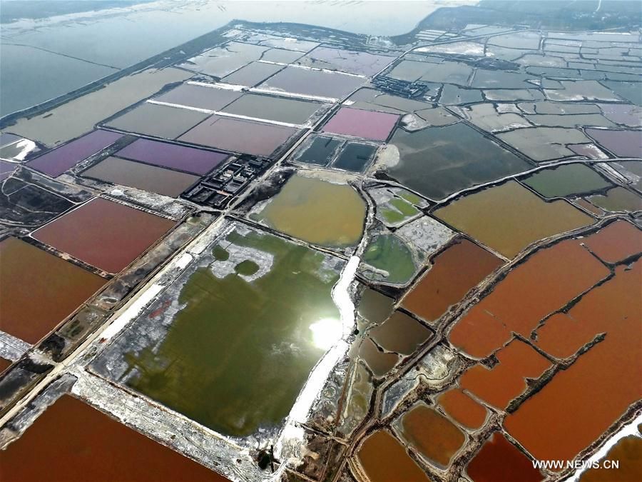 Разноцветные соляные поля близ города Юнчэн провинции Шаньси