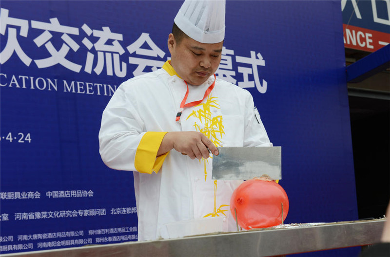 25 апреля на соревнованиях среди поваров, которые прошли в рамках Кейтеринговой конференции в Чжэнчжоу, китайские повара показали свое мастерство, чем привлекли внимание посетителей. Темой конференции стало здоровое питание и блюда домашнего приготовления.