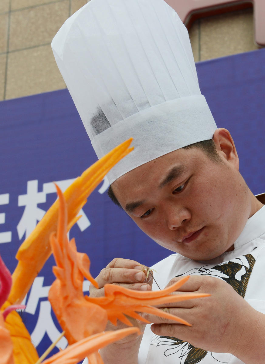 25 апреля на соревнованиях среди поваров, которые прошли в рамках Кейтеринговой конференции в Чжэнчжоу, китайские повара показали свое мастерство, чем привлекли внимание посетителей. Темой конференции стало здоровое питание и блюда домашнего приготовления.