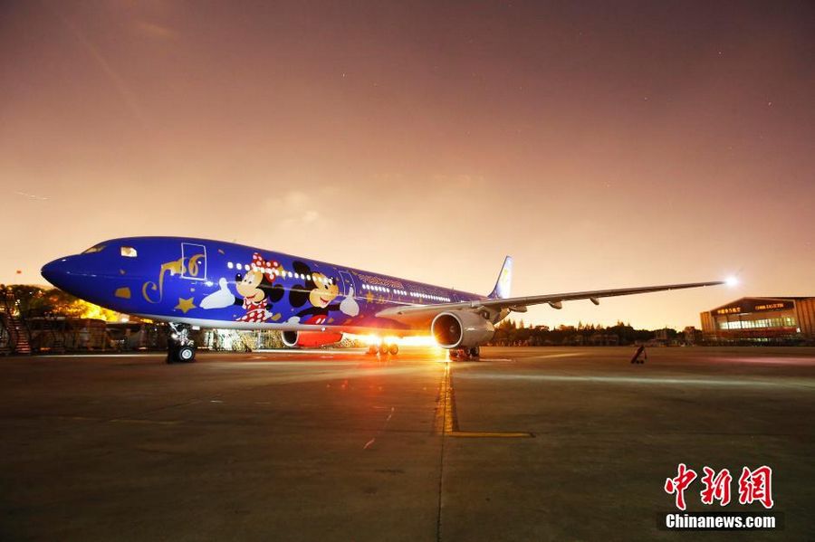 25 апреля в Шанхае был показан первый самолет, на котором красуются персонажи Диснейленда. Как стало известно, в ближайшие месяцы и годы в Китае появятся другие самолеты с символикой развлекательного парка.