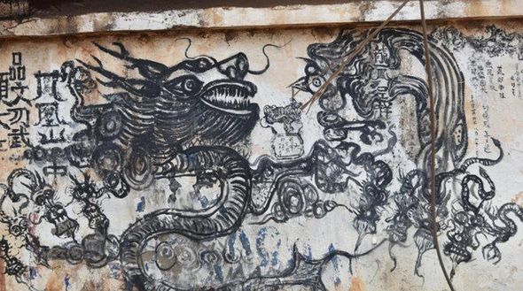 В Куньмине старик продает овощи и рисует на стенах