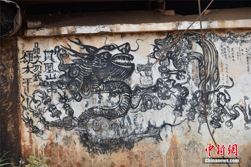 25 апреля на одной из стен на входе в одном из сельскохозяйственных рынков города Куньмина можно увидеть более 20 зарисовок. 