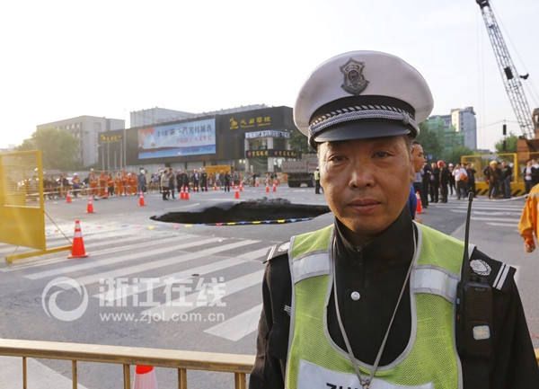 Иностранные пользователи Интернета назвали героем китайского постового, который оперативно спас водителей от аварий 