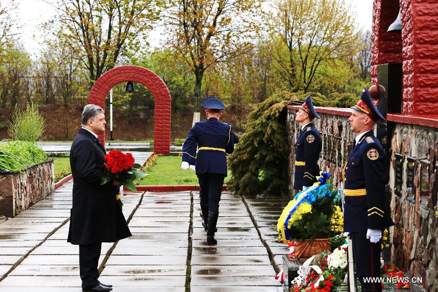 Президент Украины посетил ЧАЭС. Петр Порошенко почтил память погибших ликвидаторов катастрофы Чернобыльской АЭС минутой молчания, а затем возложил цветы к памятному знаку 'Воинам Чернобыля'.