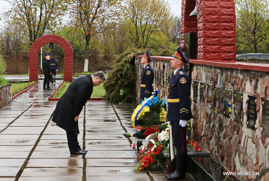 Президент Украины посетил ЧАЭС. Петр Порошенко почтил память погибших ликвидаторов катастрофы Чернобыльской АЭС минутой молчания, а затем возложил цветы к памятному знаку 'Воинам Чернобыля'.