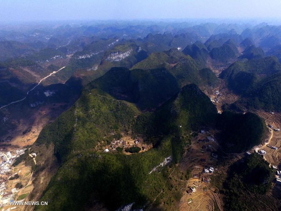 Горы в Гуанси-Чжуанском автономном районе с высоты птичьего полета