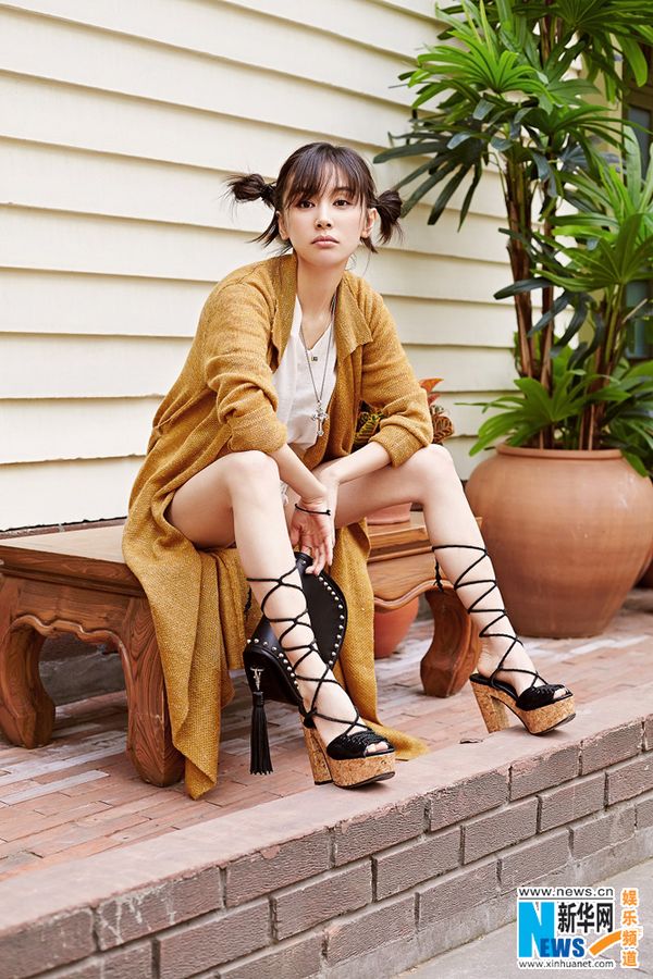Уличные фотографии восходящей актрисы Ван Цзывэнь
