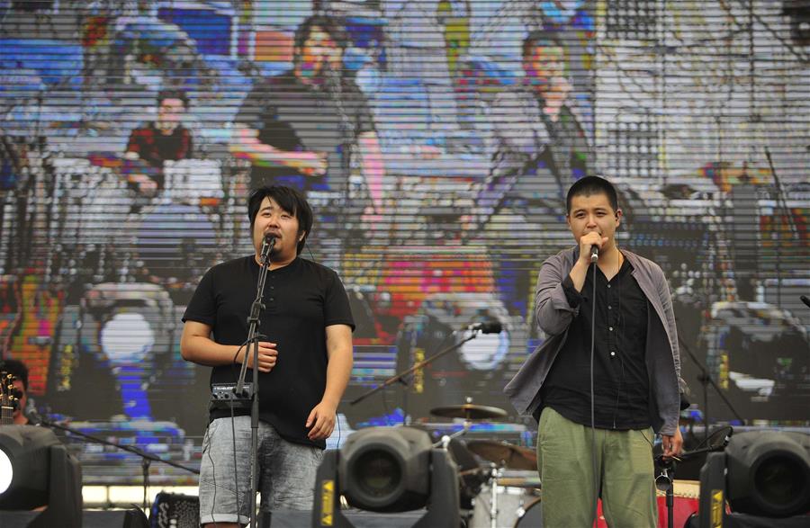 Музыкальный фестиваль под открытым небом (Strawberry Music Festival 2016) проходит в течение 3-х дней, с 30 апреля по 2 мая в провинции Хэбэй.