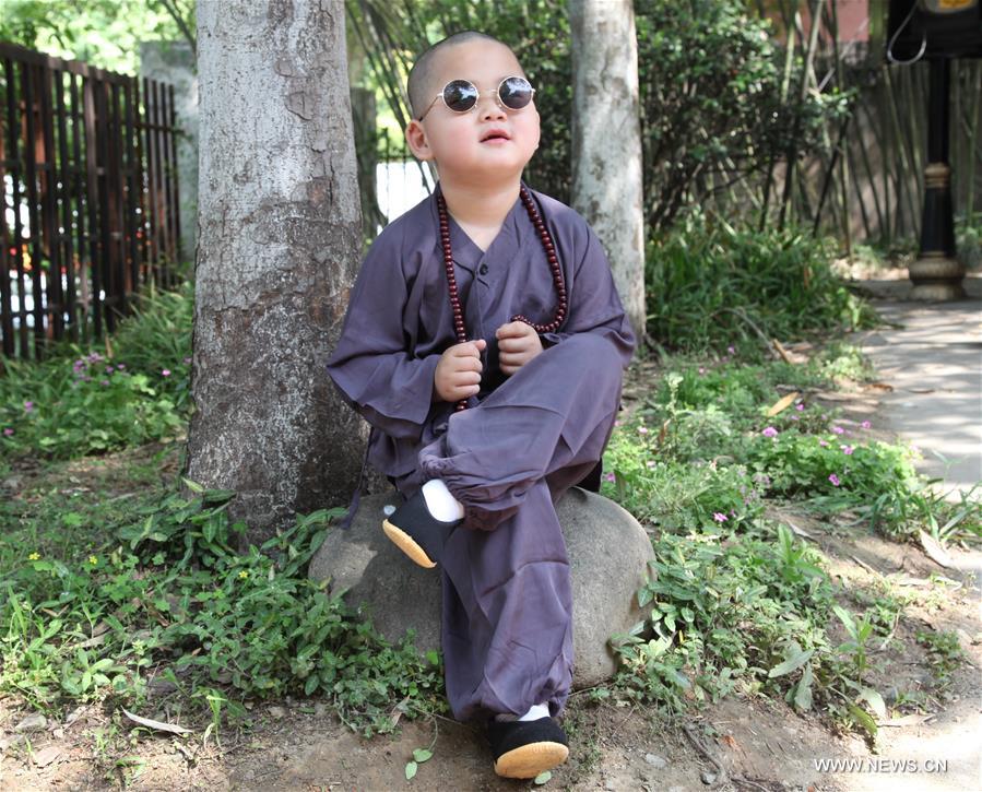 Конкурс 'В поисках самого симпатичного маленького монаха' 1 мая стартовал в Нанкине /провинции Цзянсу/.