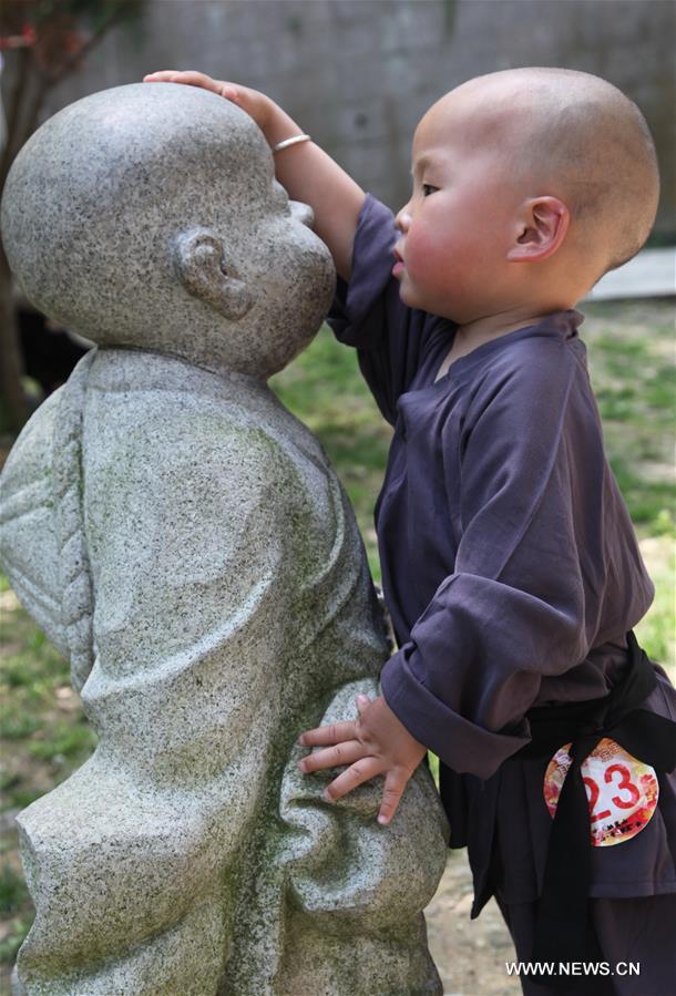 Конкурс 'В поисках самого симпатичного маленького монаха' 1 мая стартовал в Нанкине /провинции Цзянсу/.