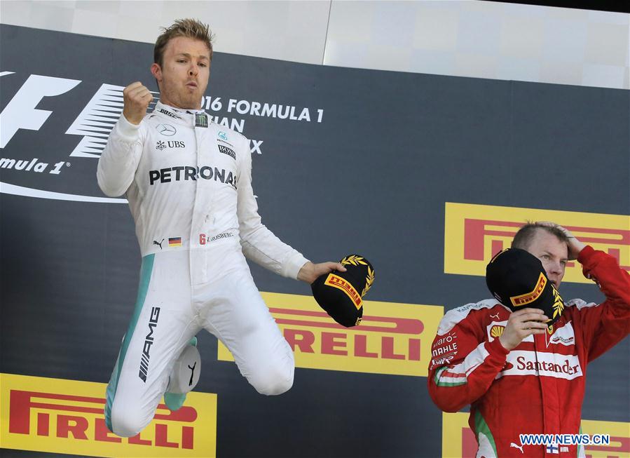 На фото -- победитель Гран-при России гонщик из Германии Нико Росберг /команда 'Мерседес', слева/ и занявший третье место финский пилот Кими Райкконен /команда 'Феррари', справа/.(