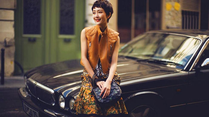 Ван Оу в последних фото с винтажным стилем