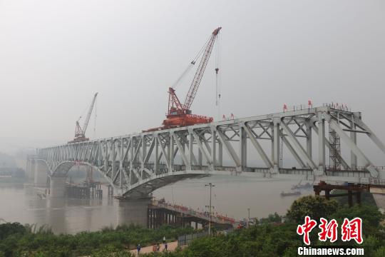 В Китае интенсивно ведется строительство самой сложной в мире горной скоростной железной дороги