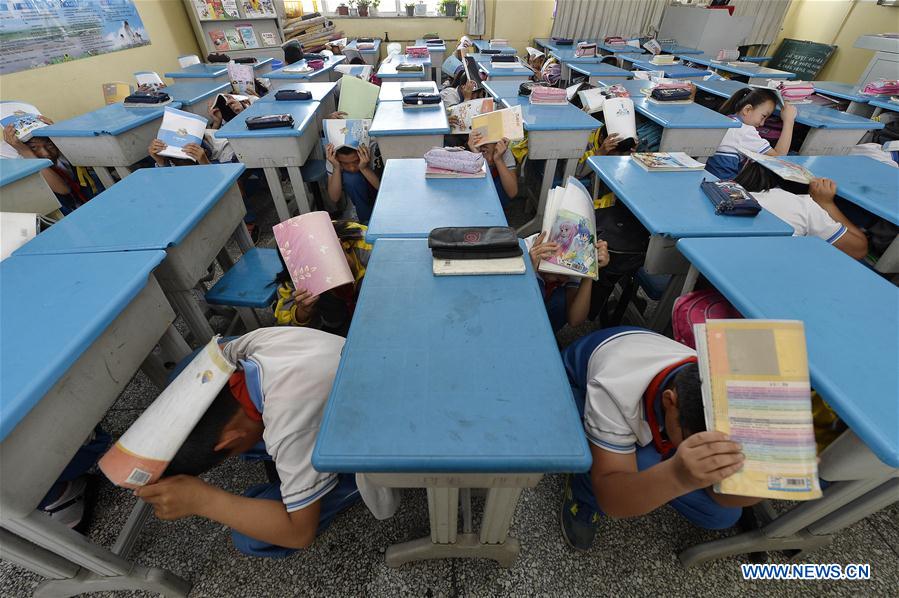 По случаю 8-й годовщины разрушительного землетрясения с эпицентром в уезде Вэньчуань провинции Сычуань /Юго-Западный Китай/, произошедшего 12 мая 2008 года, на днях в школах во многих городах Китая прошли учения провинциального уровня по реагированию на землетрясения. По случаю 8-й годовщины разрушительного землетрясения с эпицентром в уезде Вэньчуань провинции Сычуань /Юго-Западный Китай/, произошедшего 12 мая 2008 года, на днях в школах во многих городах Китая прошли учения провинциального уровня по реагированию на землетрясения.