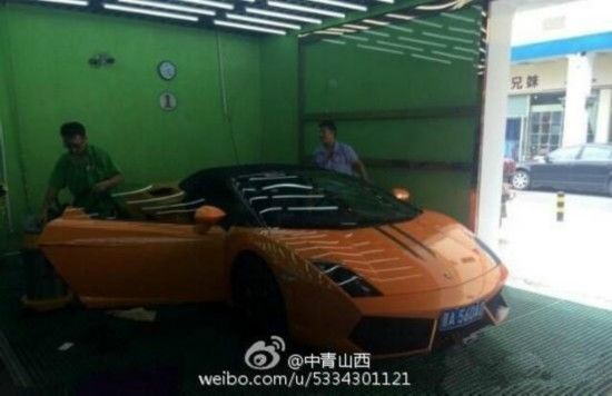 Работник АТП из Тайюаня ездит на работу на Lamborghini
