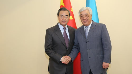 Ван И провел переговоры с министром иностранных дел Казахстана Ерланом Идрисовым