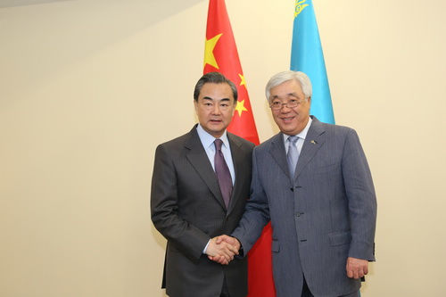 Ван И провел переговоры с министром иностранных дел Казахстана Ерланом Идрисовым