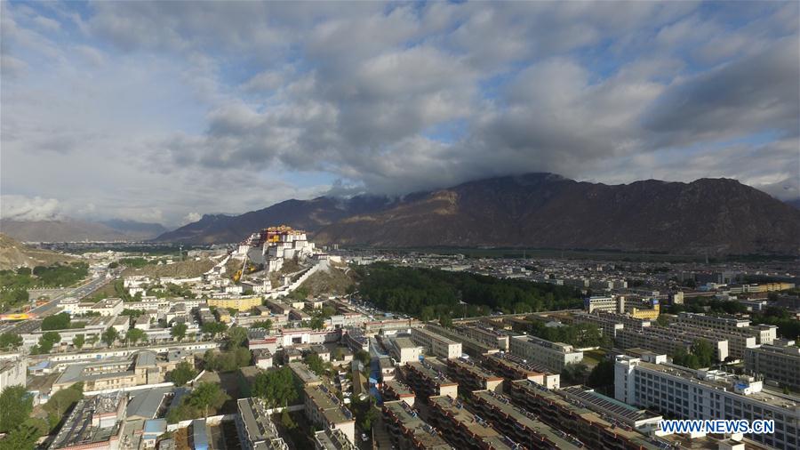  За прошедшие 65 лет в Лхасе, административном центре Тибетского АР /Юго-Западный Китай/, произошли заметные перемены