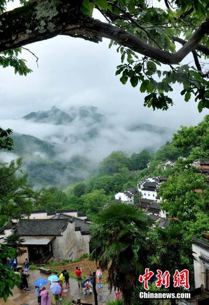 Древний поселок Уюань в дождливый день
