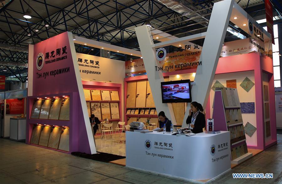 Экспозиция разделена на три тематические секции: стройматериалы и домашний интерьер, техника, товары народного потребления. 