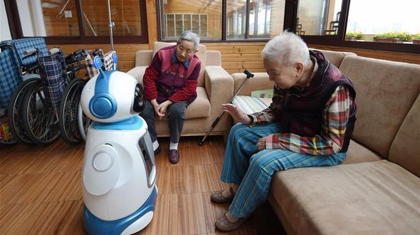 Робот-сиделка в доме престарелых в Ханчжоу
