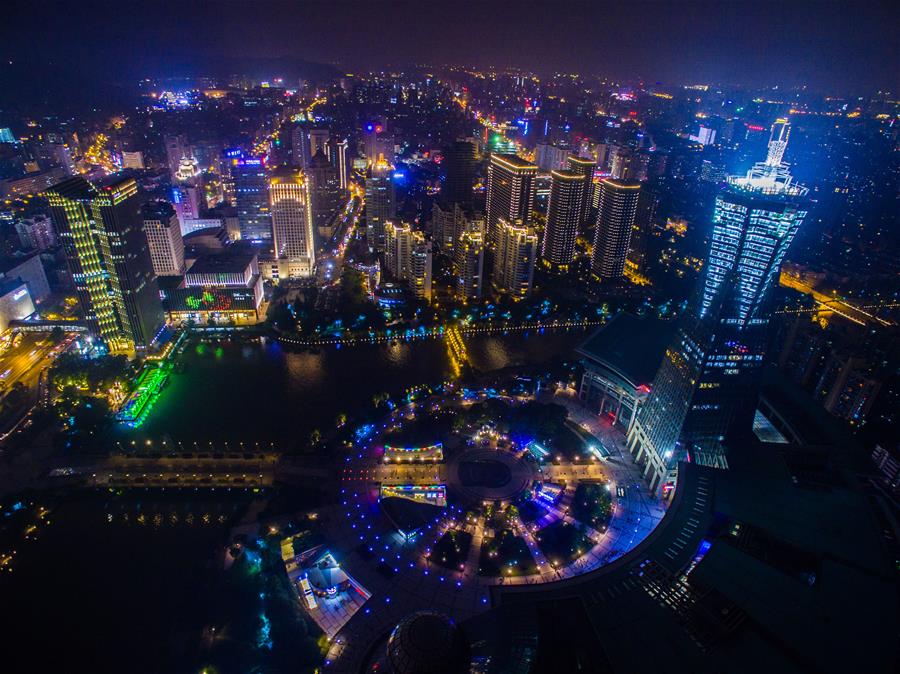 На фото -- вид города Ханчжоу с высоты птичьего полета. В этом городе, расположенном в провинции Чжэцзян на востоке Китая, 4-5 сентября пройдет 11-й саммит 'Группы двадцати'. 