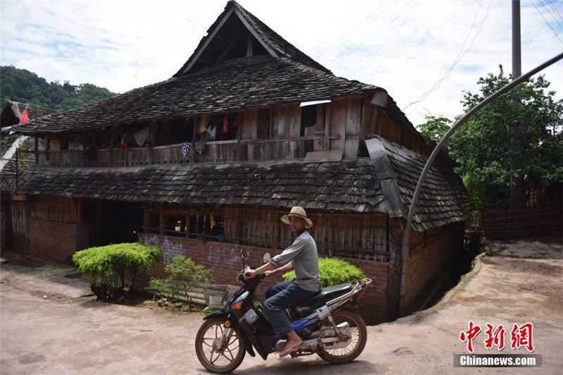 Село Маньтань находится в Цзянчэн-хани-ийском автономном уезде городского округа Пуэр провинции Юньнань, является наиболее полно сохранившимся традиционным архитектурным комплексом народности Дай. 