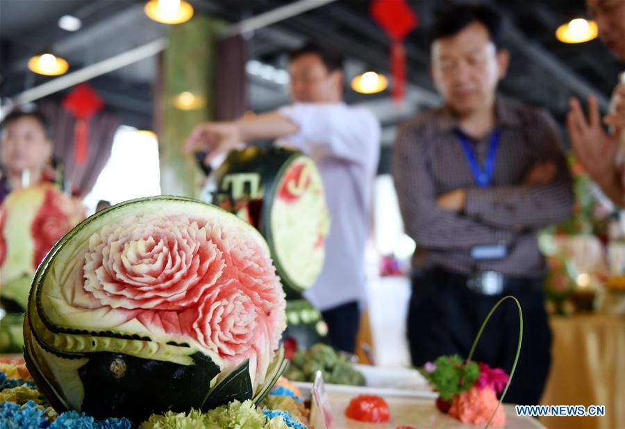 28-й Пекинский /Дасинский/ фестиваль арбузов открылся сегодня в столичном районе Дасин. Посетителей фестиваля ждали конкурсы, дегустации, выставка карвинга /резьбы по фруктам и овощам/ и другие развлекательные мероприятия.