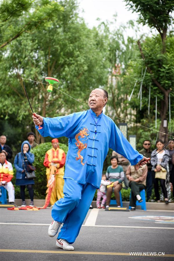 Множество любителей диаболо, также называемого 'китайским йо-йо' собрались в парке, чтобы посоревноваться в мастерстве владения этой игрушкой