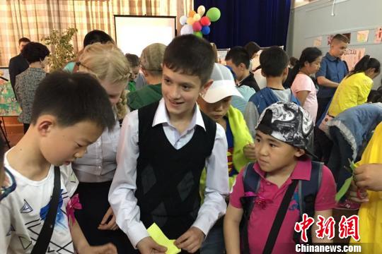 Дети Китая и России «через реку протянули друг другу руку дружбы»