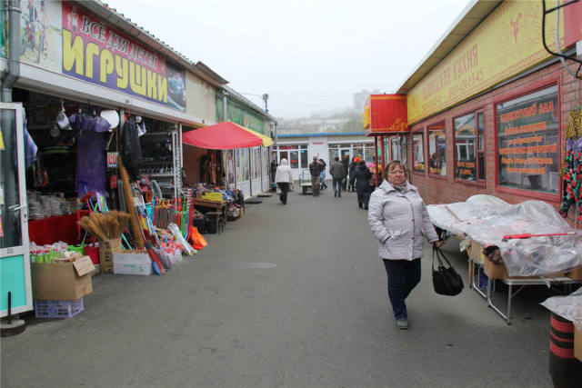 Тот китайский рынок расположен на Спортивной Владивостока, его площадь довольно велика, и имеется удобная парковка. 