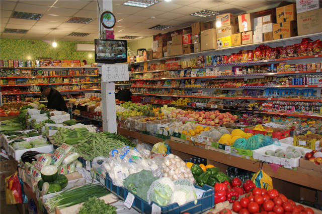 Там не только продают одежду, обувь и головные уборы, но и фрукты, овощи, продукты питания. Рынок приобрел широкую популярность среди жителей Владивостока.
