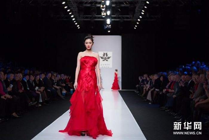 25 марта, модели демонстрируют новую коллекцию знаменитого китайского дизайнера Чэнь Ехуай (Grace Chen) на вечере китайской моды «Шелковый путь. Мечта» в рамках Московской недели моды.
