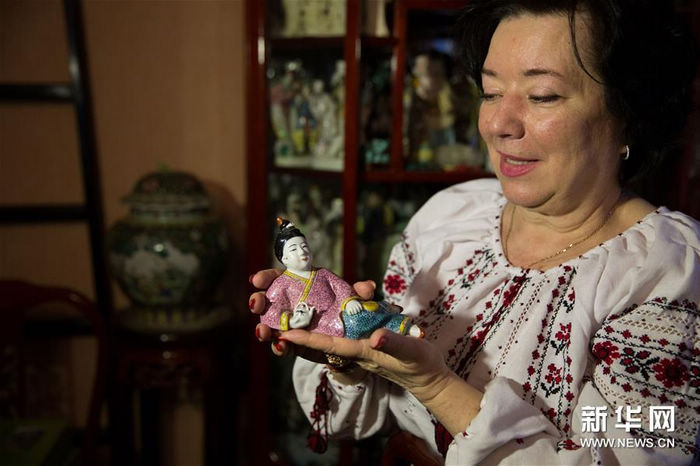 26 февраля, российский китаевед Людмила Исаева в своем доме в Москве показывает журналистам коллекцию керамических статуэток. Женщина считает, что фигурка очень на нее похожа.