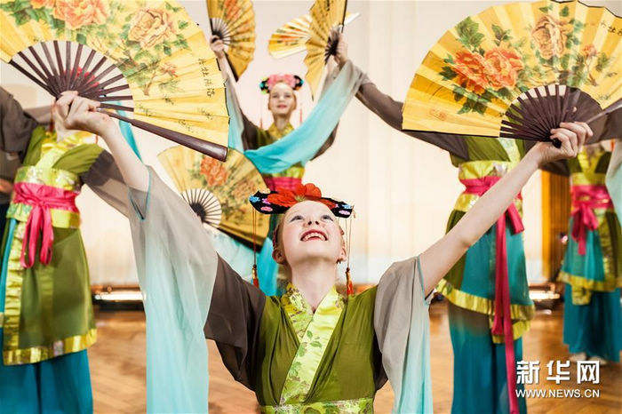 11 ноября 2015 года российские дети выступили с танцем на церемонии открытия выставки нарядов и украшений нацменьшинства китайской провинции Гуйчжоу на тему «Одежда из радуги и серебра».