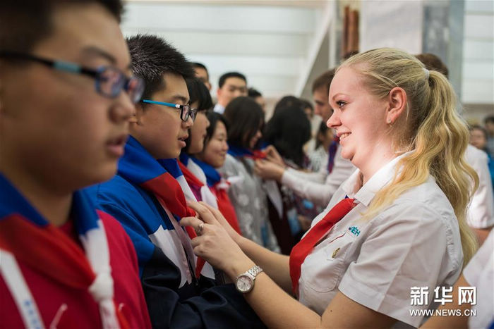 30 января, Краснодар (РФ). Российская девушка помогает завязать галстук китайскому ученику во Всероссийском детском центре «Орленок».