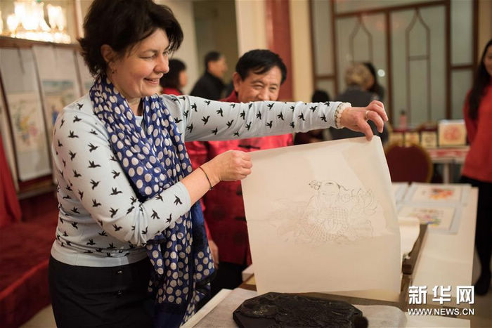 1 февраля, Москва. Россиянка работает над изготовлением эстампа с деревянной формы «янлюцин» на праздничную тематику в Центре китайской культуры.