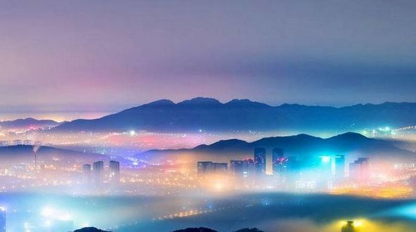 Ночной туман над городом в Восточном Китае