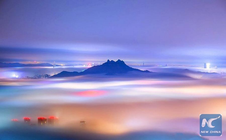 Ночной туман над городом в Восточном Китае