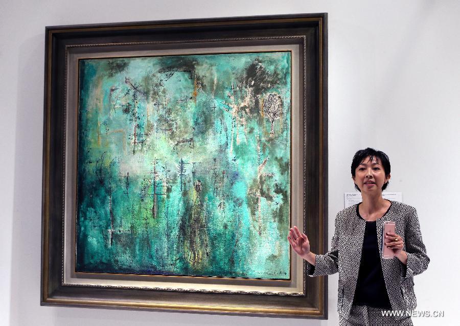 Длившиеся шесть дней весенние торги аукционного дома 'Кристис' завершились в среду в Сянгане. С молотка ушли более 3000 лотов на общую сумму 2,8 млрд сянганских долларов /360,36 млн долл США/. Длившиеся шесть дней весенние торги аукционного дома 'Кристис' завершились в среду в Сянгане. С молотка ушли более 3000 лотов на общую сумму 2,8 млрд сянганских долларов /360,36 млн долл США/.