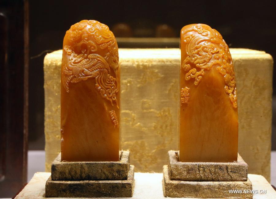 Длившиеся шесть дней весенние торги аукционного дома 'Кристис' завершились в среду в Сянгане. С молотка ушли более 3000 лотов на общую сумму 2,8 млрд сянганских долларов /360,36 млн долл США/. Длившиеся шесть дней весенние торги аукционного дома 'Кристис' завершились в среду в Сянгане. С молотка ушли более 3000 лотов на общую сумму 2,8 млрд сянганских долларов /360,36 млн долл США/.