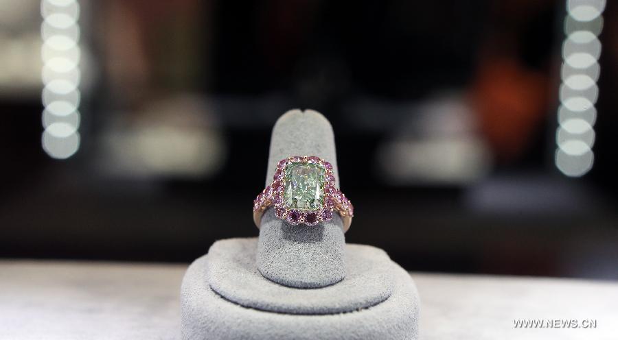 Длившиеся шесть дней весенние торги аукционного дома 'Кристис' завершились в среду в Сянгане. С молотка ушли более 3000 лотов на общую сумму 2,8 млрд сянганских долларов /360,36 млн долл США/. Длившиеся шесть дней весенние торги аукционного дома 'Кристис' завершились в среду в Сянгане. С молотка ушли более 3000 лотов на общую сумму 2,8 млрд сянганских долларов /360,36 млн долл США/.