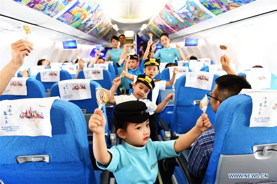 'Маленькие стюардессы' на борту самолета Сямэнь -- Куньмин