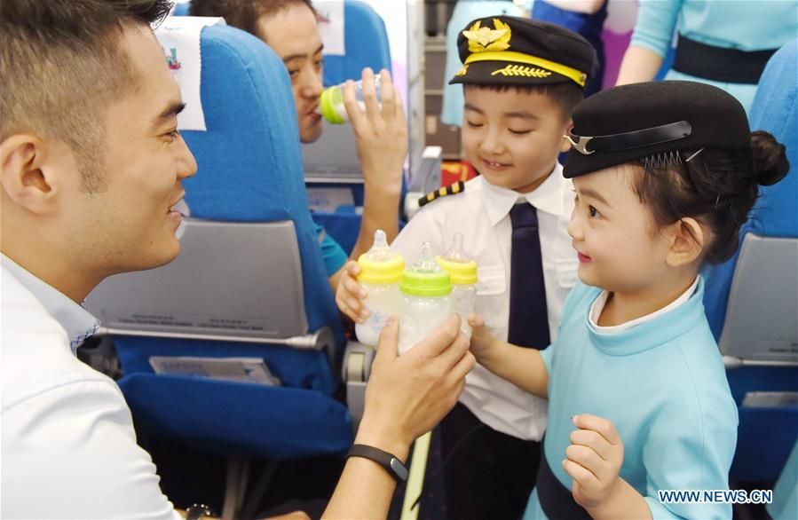 'Маленькие стюардессы' на борту самолета Сямэнь -- Куньмин