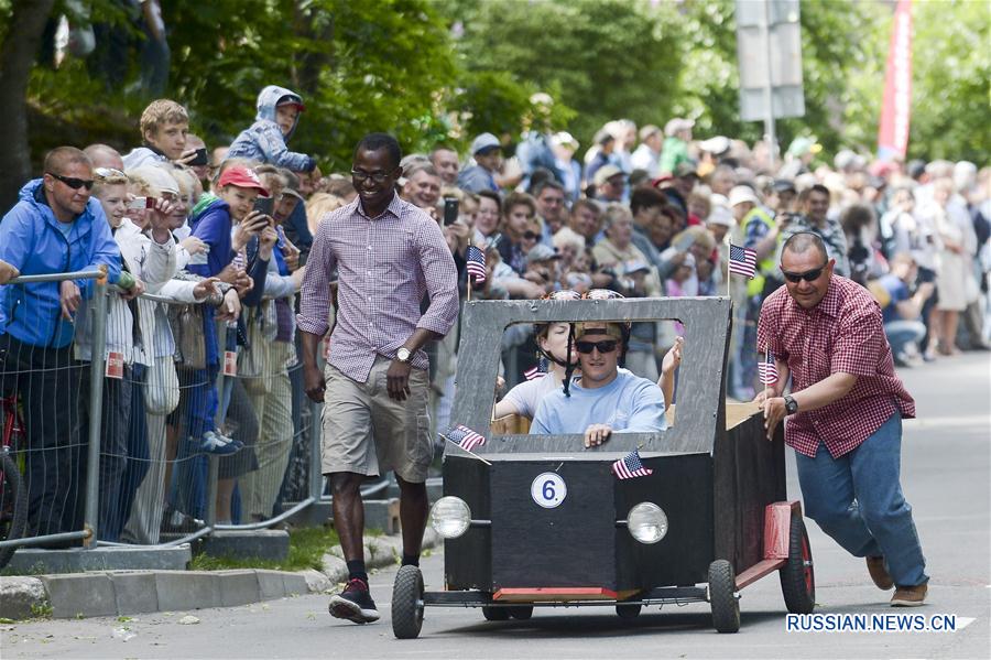 4 июня, в Нарве,третьем по величине городе Эстонии, прошла гонка 'мыльниц' --самодельных безмоторных транспортных средств. 