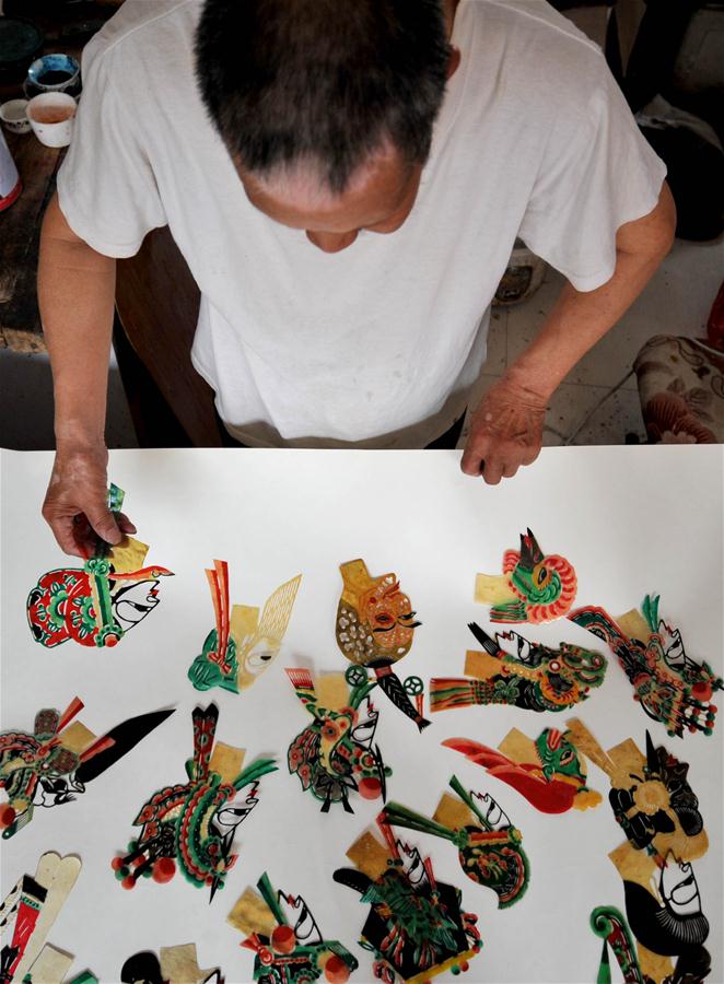 Чжан Куй /1937 г. р./ из уезда Цзисянь города Тяньцзинь /Северный Китай/ -- потомственный мастер по изготовлению марионеток для китайского театра теней. 