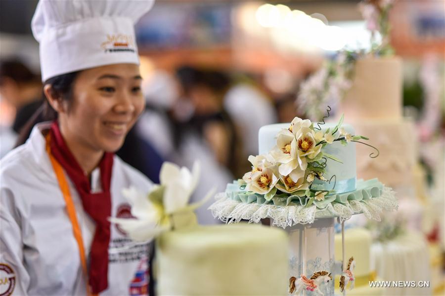 Мастера-кондитеры и любители сладкого собрались сегодня в Гуанчжоу /провинция Гуандун, Южный Китай/, чтобы принять участие в шоу и мастер-классах по изготовлению тортов из сахарной мастики.