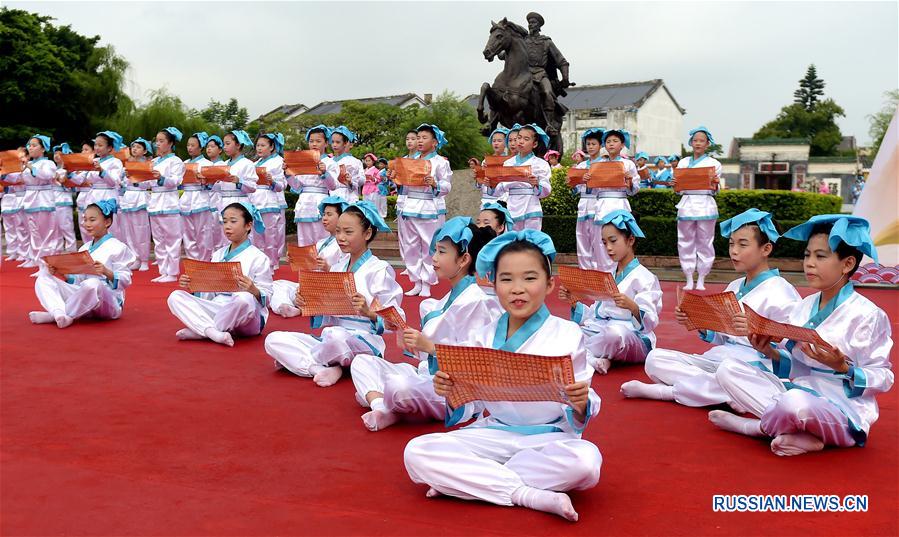 Большой школьный концерт в Циньчжоу по случаю праздника Дуаньу