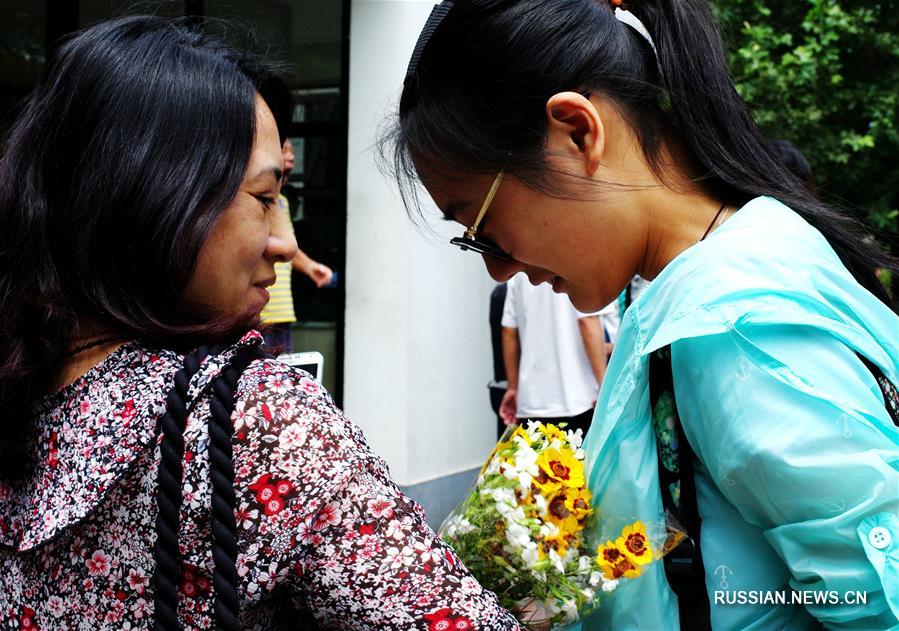 Во вторник в Китае начались общенациональные вступительные экзамены в вузы -- 2016, участие в которых принимают 9,4 млн абитуриентов. На фото -- родные вчерашних школьников в тревожном ожидании новостей.
