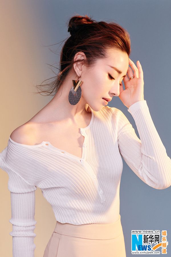 Изящная актриса Дун Цзе